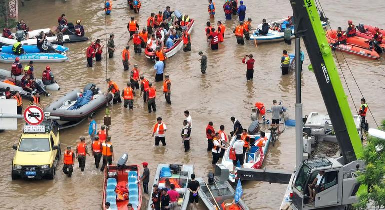 中国民间救援队在河北涿州转移被洪水围困的市民。